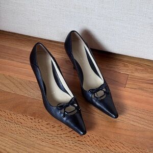Amalfi Italy Leather heel Pumps with‎ bow details Size 6B